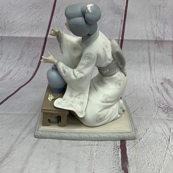 VTG Lladro Geisha Girl Arranging Flowers #4840 Matte Porcelain Figurine 7.75 - Picture 3 of 13